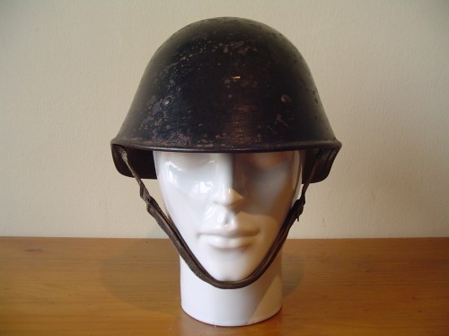 Zwarte Nederlandse helm uit de Tweede wereldoorlog