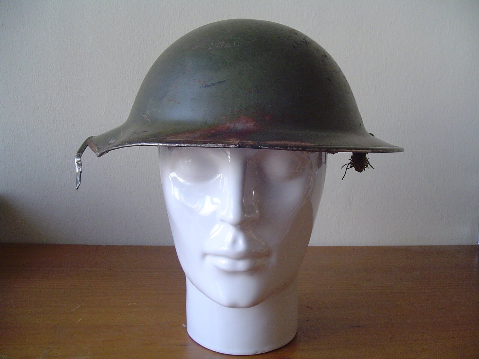 Engelse helm uit de tweede wereldoorlog gevonden in Pijnacker Nootdorp