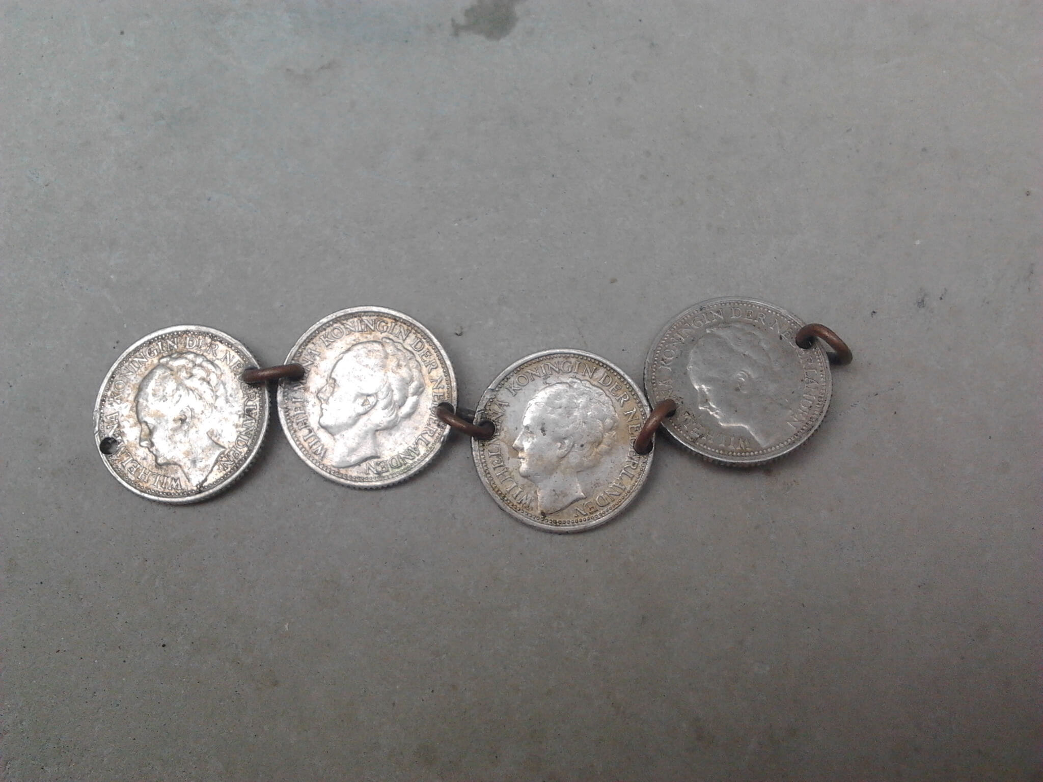 armband wo2 gemaakt van 10 cent muntjes uit de tweede wereldoorlog