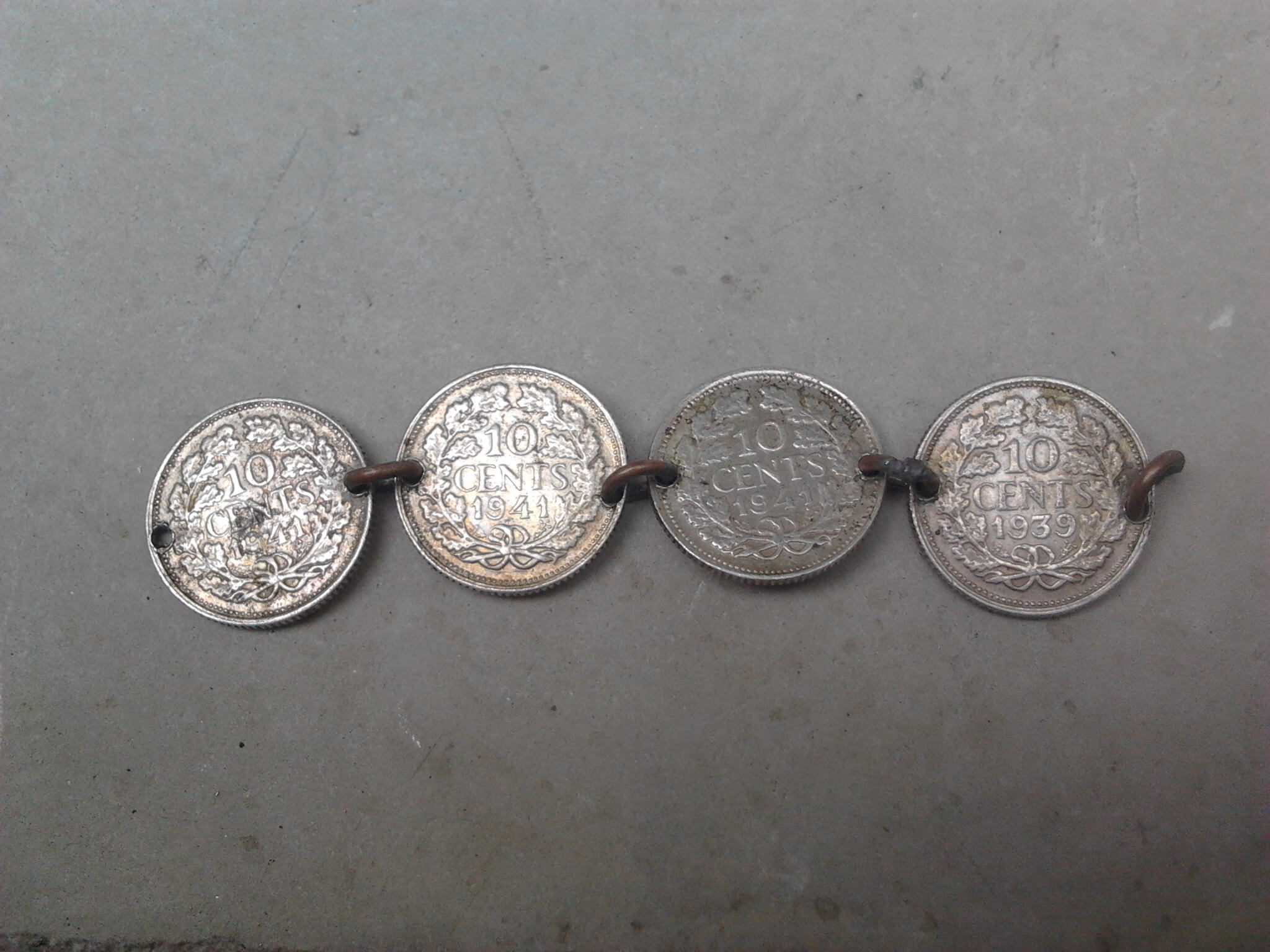 Sierraad gemaakt van 10 cent muntjes uit de tweede wereldoorlog